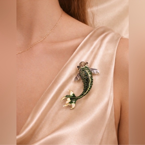 Green Koi Fish Gold Brooch - Picture 3 of 4